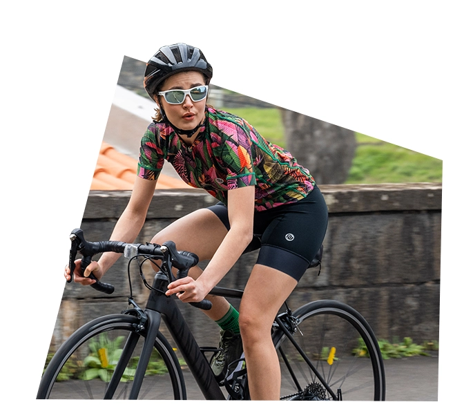 Kolekcja odzieży rowerowej - kobieta na w stroju kolarskim 